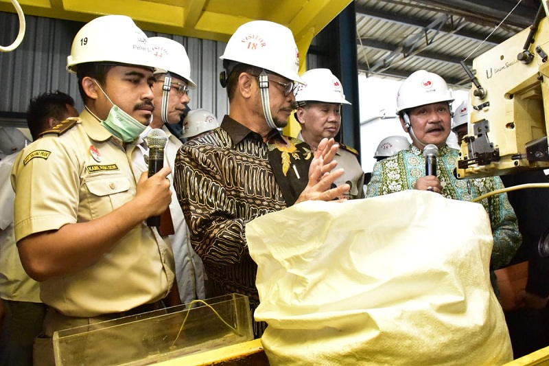 Mentan SYL Lepas Ekspor 7 700 Ton Pakan Ternak Ke Filipina IndependensI