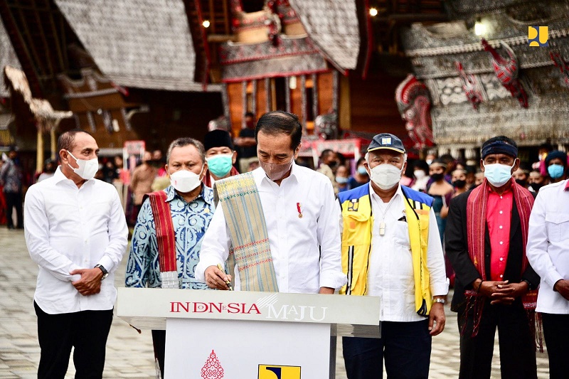 Presiden Jokowi Resmikan Penataan Kampung Ulos Hutaraja Dan Huta