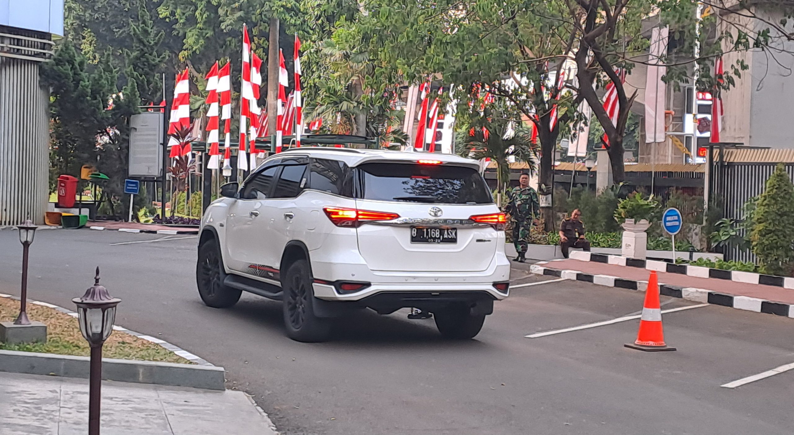 Naik Mobil Fortuner Balik Ke Rutan Penyidik Istimewakan Markus Korupsi