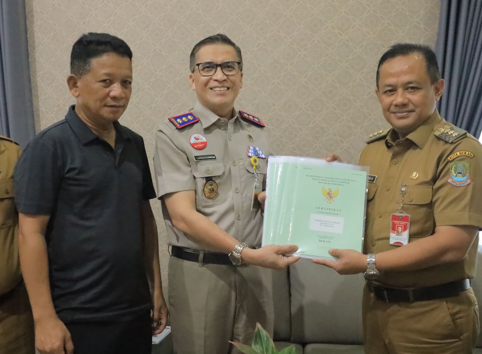 Kepala Atr Bpn Kota Bekasi Serahkan Sertifikat Aset Pemkot Bekasi