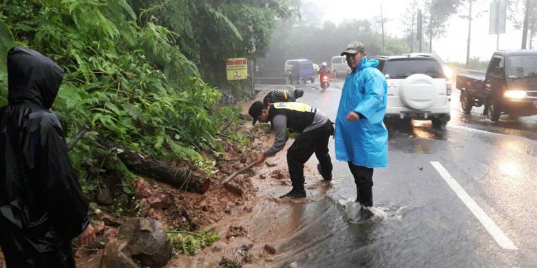 jalur Puncak Bogor-Cianjur ditutup total