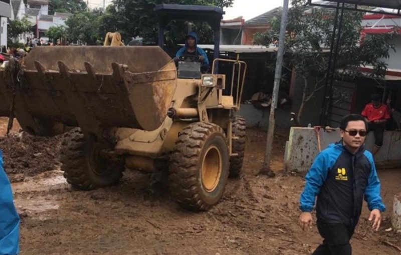 Hasil gambar untuk Tanggul di Bandung Jebol, Kementerian PUPR Kirim Alat Berat sampai Karung Pasir