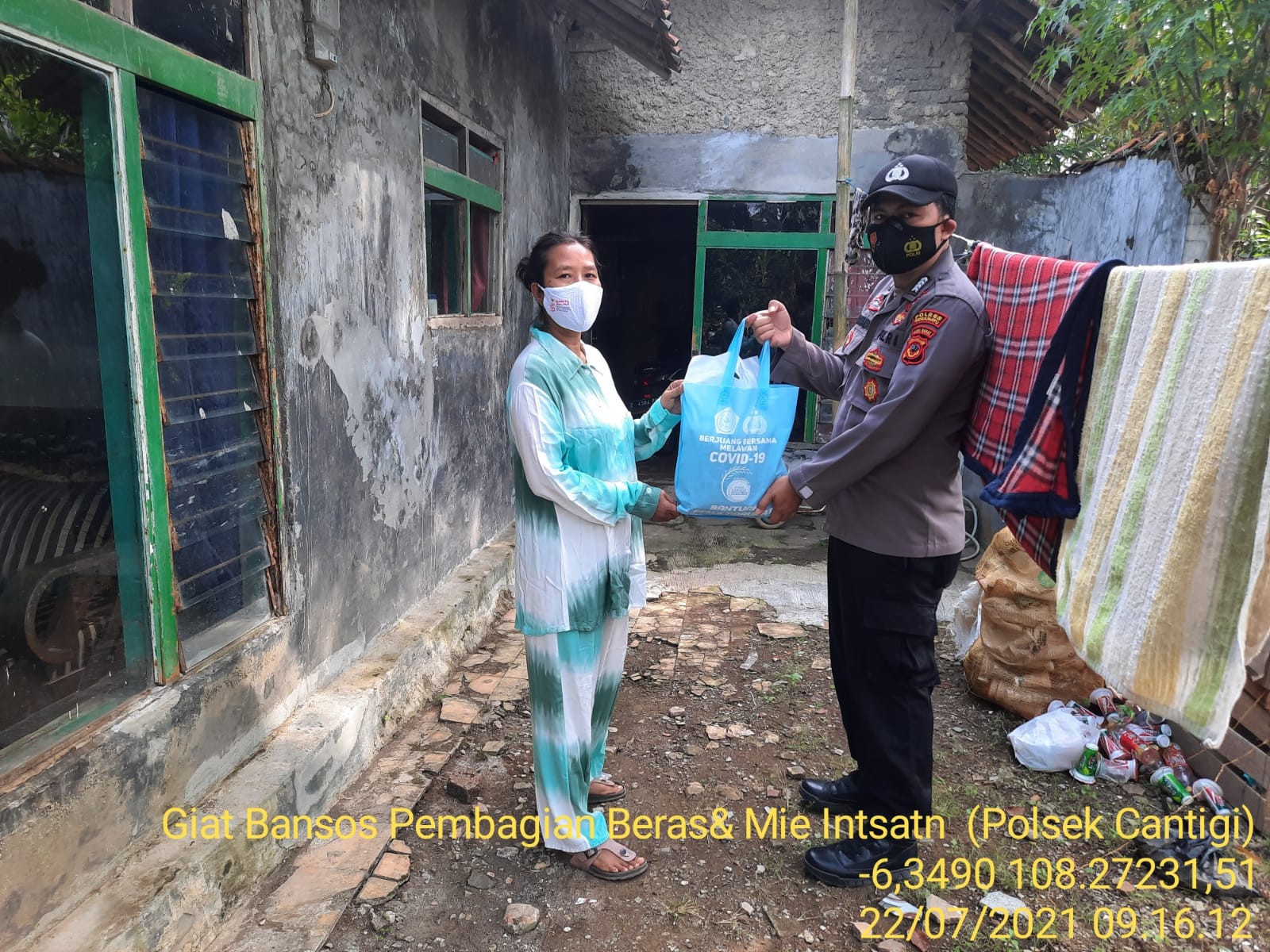 Peduli Sesama Di Tengah Pandemi, Polsek Cantigi Beri Bantuan Sembako ...