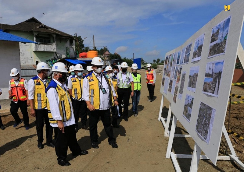 Menteri Basuki Tinjau Penanganan Normalisasi Sungai Karang Mumus Untuk