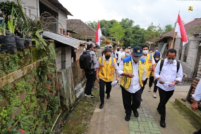 Menteri Basuki Tinjau Sejumlah Program Padat Karya Pemberdayaan Masyarakat Di Temanggung