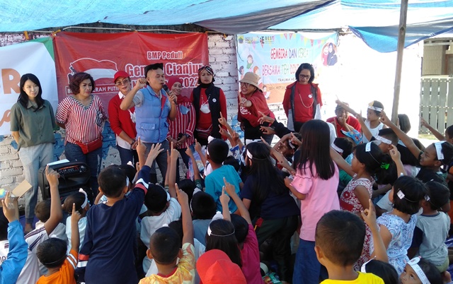 Bunda Merah Putih Kembali Berikan Sejumlah Bantuan dan Trauma Healing kepada Anak-anak di Posko-posko Pengungsian Gempa Cianjur