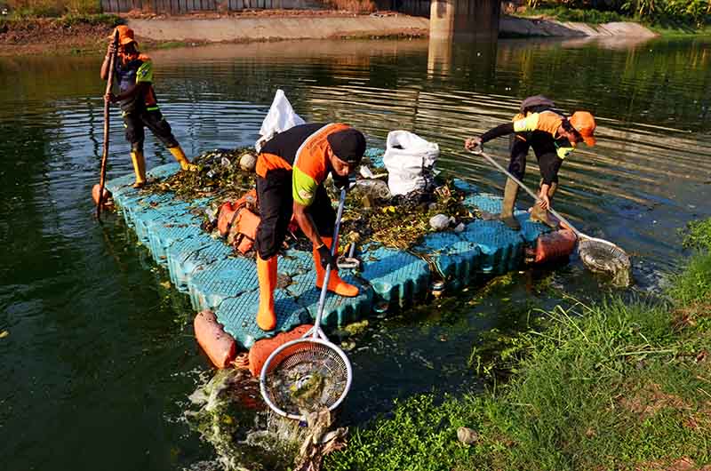 Bersihkan Sampah Di Kanal Banjir Timur Independensi