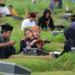 Ziarah Kubur di TPU Tegal Alur