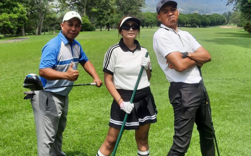 Sandro Bernad berrfoto bersama muridnya di lapangan golf.