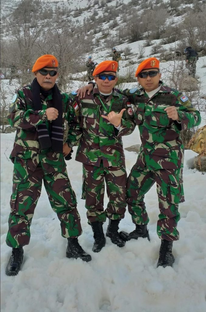 Sandro Bernad (tengah) bersama dua rekannya di kesatuan.