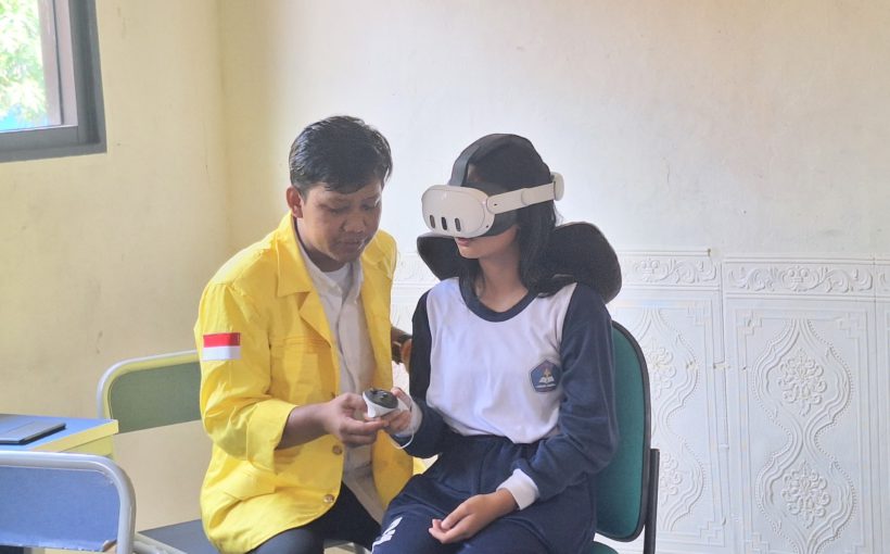 Siswa SMPN 8 Depok mencoba perangkat virtual reality didampingi anggota tim pengabdian masyarakat FIK UI.