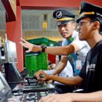 Masinis Perempuan LRT Jakarta Edukasi Pengunjung di PRJ 2024 dengan Simulator Canggih