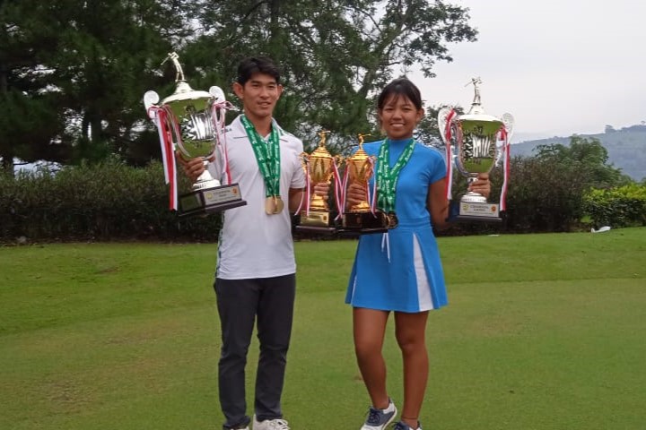 Gabriel Hansel Hari (kiri) dan Kristina Yoko berpose usai menjuarai Olympic Jabar Open Series #7 di Gunung Geulis Country Club, Bogor, Jawa Barat, Kamis (4 Juli 2024).