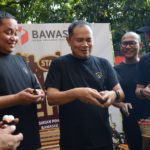 Bawaslu RI Dorong Pelestarian Lingkungan dengan Penyerahan Bibit Pohon Manggis