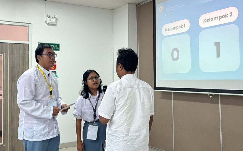 Siswa-siswi SMAN 1 Depok dan SMA Yaspen Tugu Ibu Depok mempraktekkan permainan Rama-Shinta di Gedung Pascasarjana FIK UI, Depok, Jumat (16/8/2024). Permainan ini dibuat untuk meningkatkan upaya sadar HIV/AIDS di kalangan remaja.