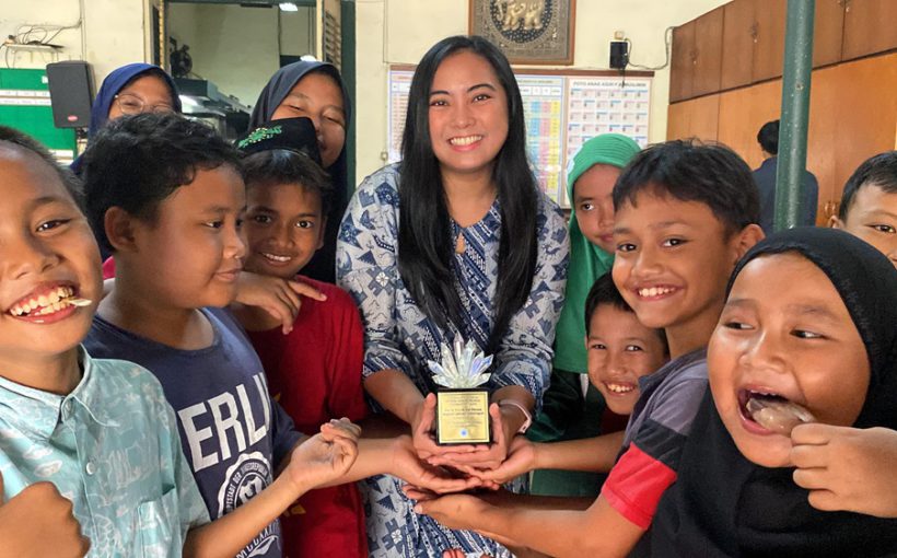 Stella Kusumawardhani, perwakilan Indonesia’s Roundtable of Young Economists dalam inisiatif Para Ibu Bangsa dengan anak-anak di Rumah Piatu Muslimin di Jakarta Pusat, Senin (25/8/2024).