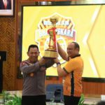 Kapolri Berikan Penghargaan Tim Voli Jakarta Bhayangkara Presisi dan Popsivo Polwan