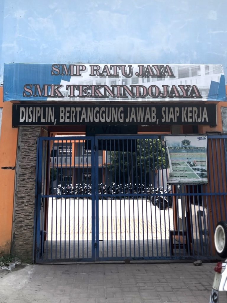 SMK Teknindo Jaya berbagi gedung sekolah dengan SMP Ratu Jaya di Jalan Raya Citayam nomor 8, Ratu Jaya, CIpayung, Depok.