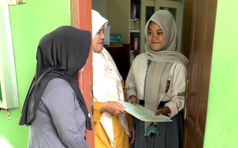 Fatmawati (kanan) menerima ijazah dari tata usaha MTs Al Hidayah Depok setelah tunggakan SPP-nya dilunasi Sisi Baik Project melalui program Patungan SPP pada 1 Agustus 2024.