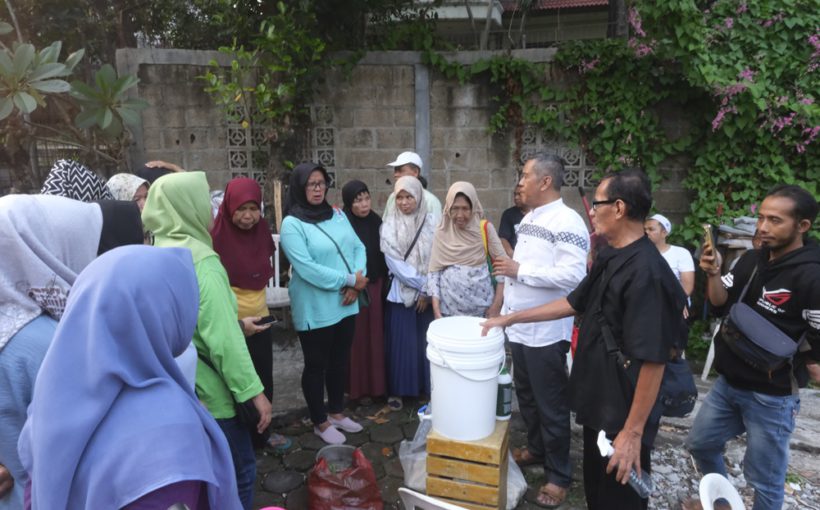 Praktik menggunakan Organikflok oleh Mutawakil dan Edy Sancoko.