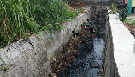 Sekitar 100 orang BKO Korem 082 Mojokerto membersihkan saluran air di kawasan Pondok Karya, Tangerang Selatan, Minggu (13/10/2024).