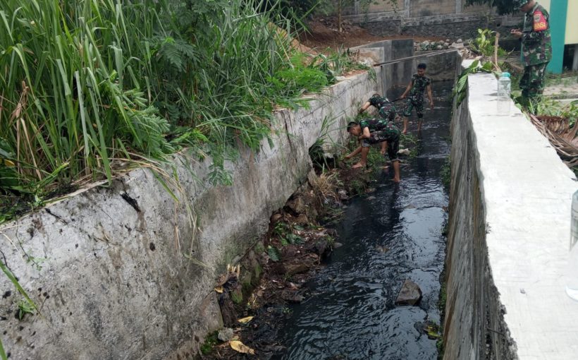 Sekitar 100 orang BKO Korem 082 Mojokerto membersihkan saluran air di kawasan Pondok Karya, Tangerang Selatan, Minggu (13/10/2024).