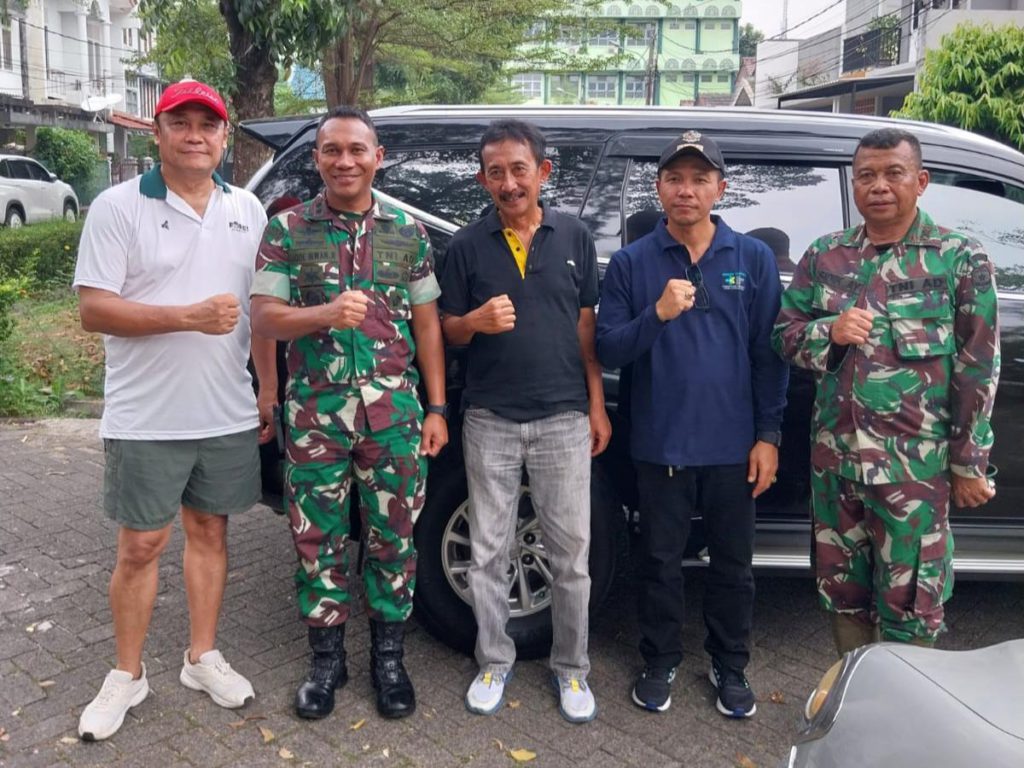 (Dari kiri) Dari kiri ke kanan:Ari Bhaskara Koordinator Keamanan RW 009, Kasdim Letkol ARM Laode Irwan SIP. HAN, Purboseno Ketua RW 09, H.Hendi Lurah Pondok Karya, dan Danramil 07 Pondok Aren Mayor ARM Sidik. AY.