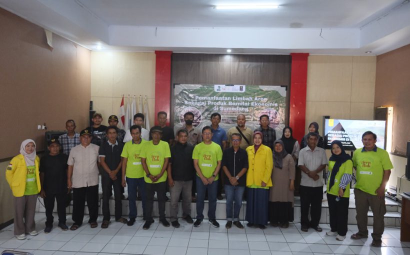 Foto Bersama Pengabdian Masyarakat FMIPA UI di Desa Sukamaju, Kecamatan Rancakalong.