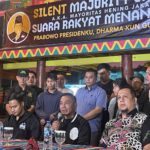 Calon Gubernur Jakarta, Dharma Pongrekun, memberi menyampaikan visi dan misinya didampingi Ketua SMJ, Romeo V Sianipar (kiri), dan Wakil Ketua SMJ, Riggi Aria Wisnu Wardhana Pakualam (kanan).
