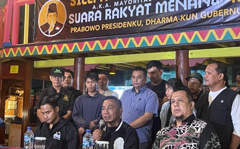 Calon Gubernur Jakarta, Dharma Pongrekun, memberi menyampaikan visi dan misinya didampingi Ketua SMJ, Romeo V Sianipar (kiri), dan Wakil Ketua SMJ, Riggi Aria Wisnu Wardhana Pakualam (kanan).