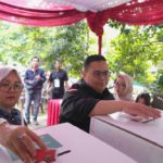 Ketua Bawaslu RI Rahmat Bagja Lakukan Pencoblosan di TPS 063 Tangerang Selatan