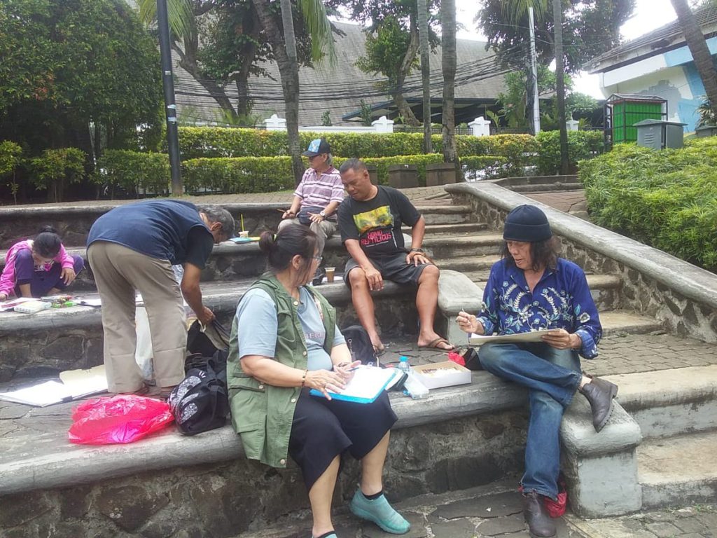 Dicksy Iskandar sedang memeriksa hasil karya peserta kegiatan "meluber" di Taman Ayodya.