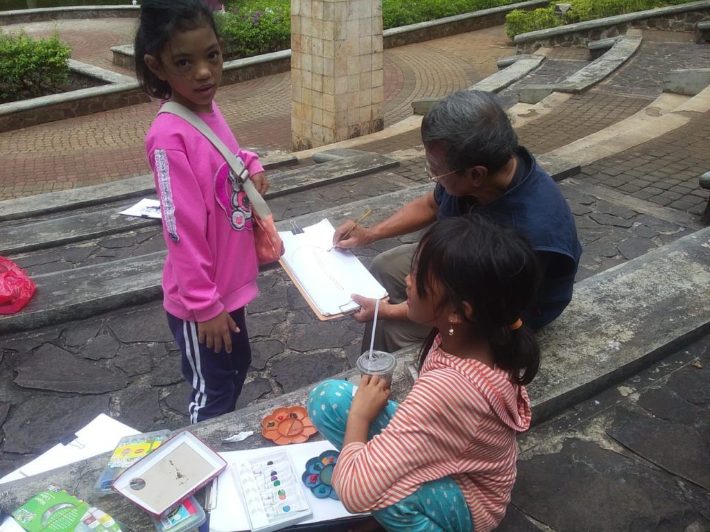 Anak-anak yang ikut kegiatan "meluber" Sanggar Seni Rupa Garajas di Taman Ayodya.