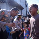 Kapolres Metro Jakarta Timur Bagikan 300 Paket Nasi Gratis di Kampung Pulo, Wujudkan Polri Peduli da...