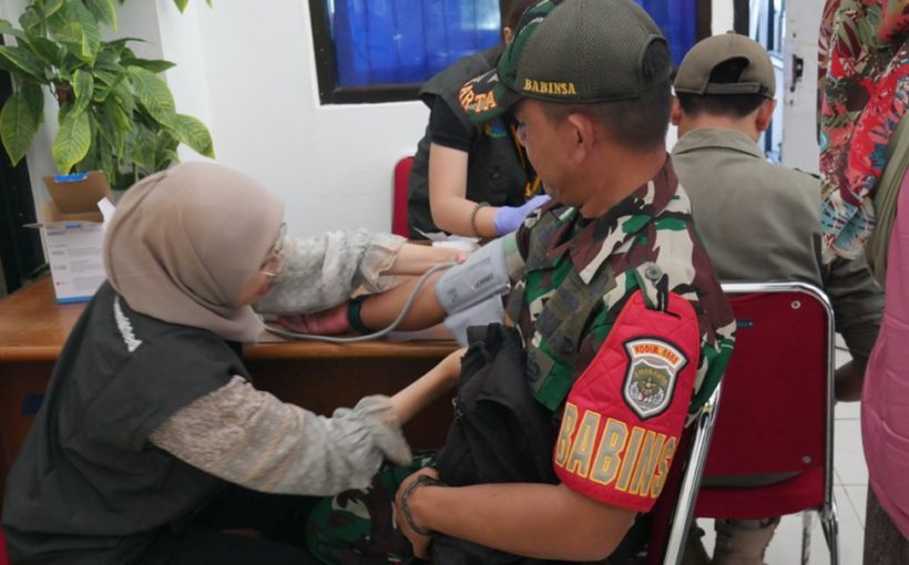 Tim Pengmas FFUI saat melakukan pengecheckan kesehatan pengabdian masyarakat di Kantor Kelurahan Pulau Panggang, Kepualauan Seribu.