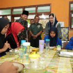 Novita Hardini Puji Prototipe Makan Siang Bergizi Gratis Pemkab Trenggalek: Efisien dan Berbasis Swa...