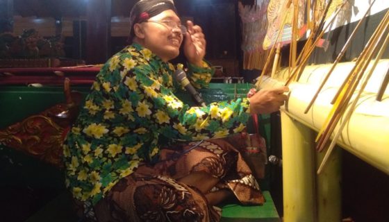 Krisno Adi saat menjadi dalang pertunjukan wayang kulit.