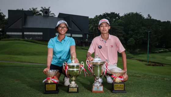 Randy Arbenata M Bintang dan Gemilau Joane Kurnia berfoto bersama usai menjuarai Kejuaraan Nasional Golf Amatir 2025 di Bogor, Jumat (8/5/2025).