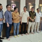 Dr Harryadin Mahardika (ketiga dari kanan) berbincang dengan Dr Kun Wardana Abyoto didampingi Aldilia Septiadi (kiri), Stephen Ng, Redi Kalingga, dan Stefan Sapto Handoyo, dalam peluncuran Soemitro Center di Museum Juang Taruna, Taman Makam Pahlawan Taruna, Tangerang, Kamis (29/5/2025) siang.