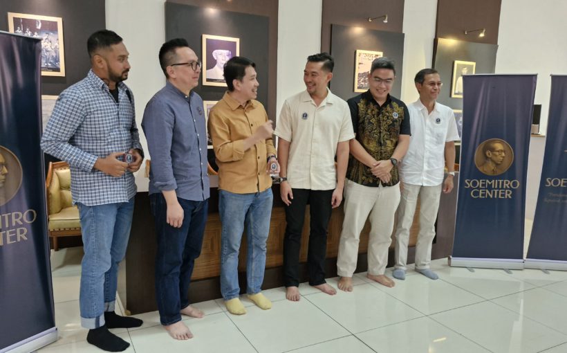 Dr Harryadin Mahardika (ketiga dari kanan) berbincang dengan Dr Kun Wardana Abyoto didampingi Aldilia Septiadi (kiri), Stephen Ng, Redi Kalingga, dan Stefan Sapto Handoyo, dalam peluncuran Soemitro Center di Museum Juang Taruna, Taman Makam Pahlawan Taruna, Tangerang, Kamis (29/5/2025) siang.