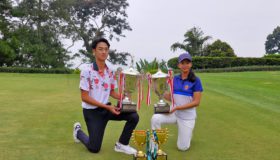 Amadeus Christian Susanto (kiri) dan Sania Talita Wahyudi berfoto dengan trofi usai menjuarai OJAO 2025 di Gunung Geulis Golf & Country Club, Bogor, Jawa Barat, Kamis (19 Juli 2025).