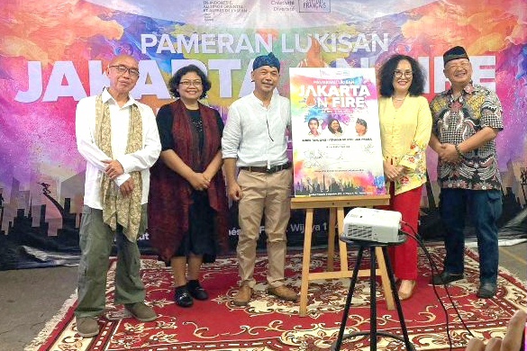 (Dari kiri): Aries Tanjung Yohana Mulyo, Jan Praba dan Komjen Pol Prof Dr Chrisnanda Dwi Laksono MSi saat secara resmi membuka pameran.