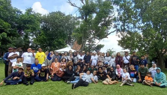 Komunitas perupa Sanggar Garajas merayakan hari ulang tahun ke-51 di Prasada Suprobo, Depok, Minggu (6 Juli 2025).