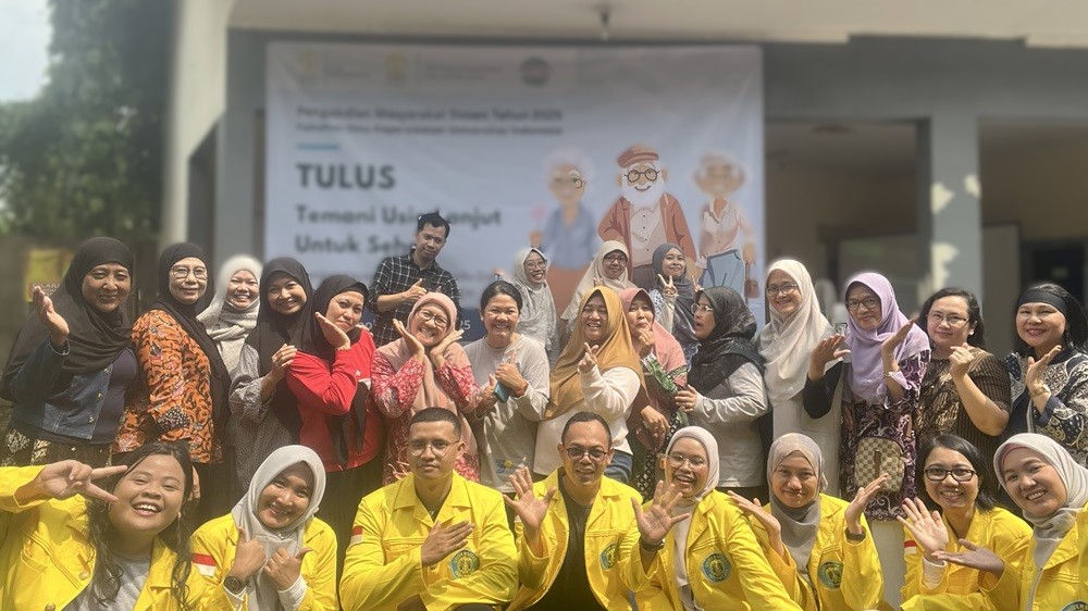 Dosen dan mahasiswa FIK UI berfoto bersama kader Posbindu PTM.