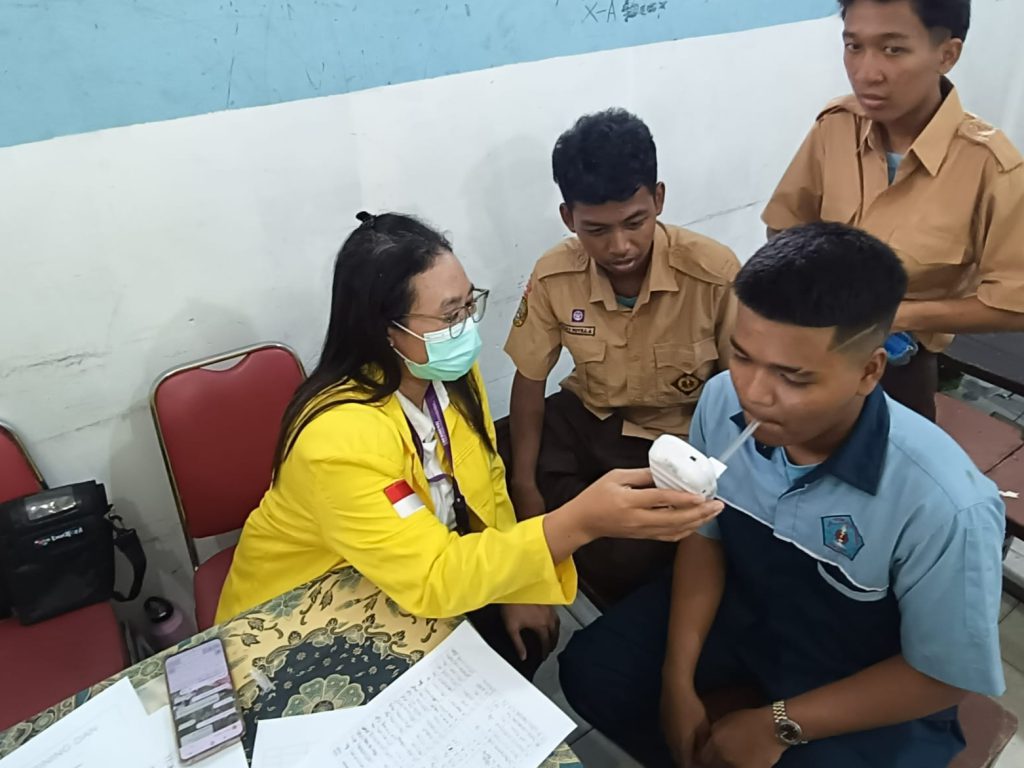 Pemeriksaan CO analyzer para siswa SMK Teknik 10 Nopember, Jakarta Timur.