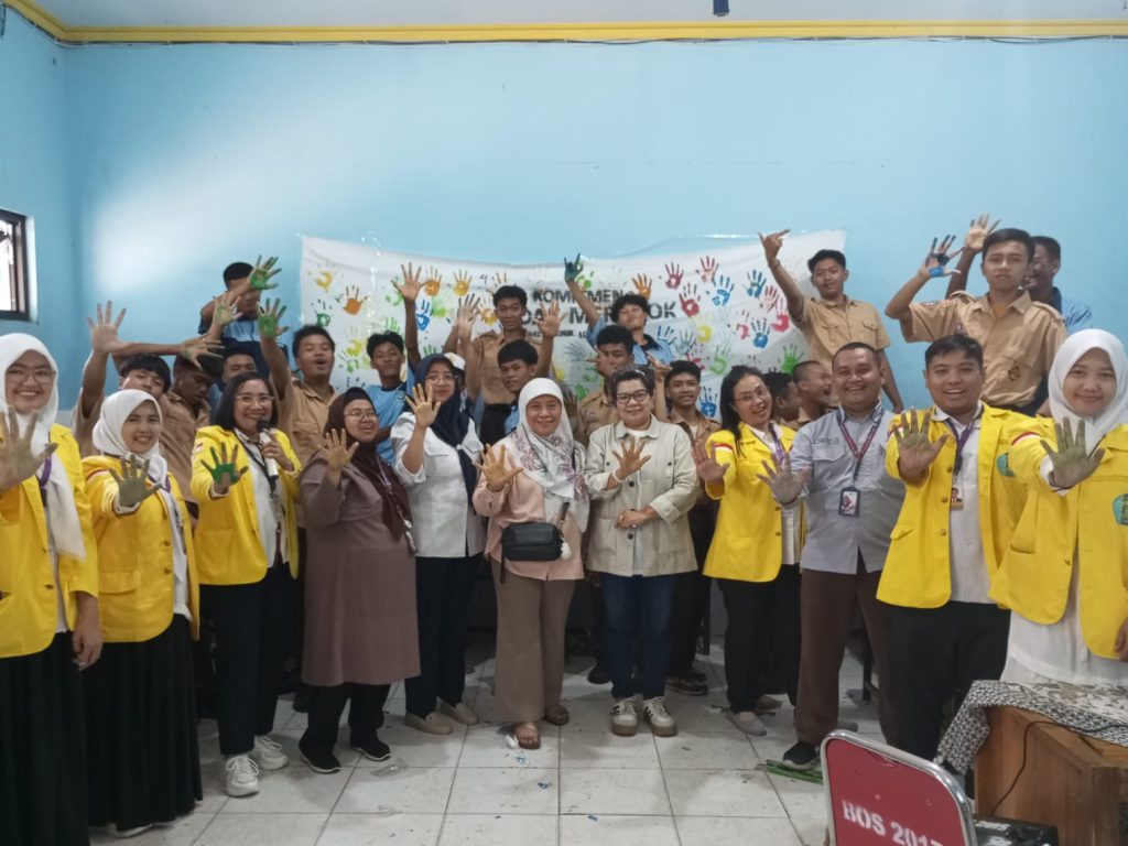 Foto bersama siswa dan kepala sekolah SMK Teknik 10 Nopember, serta dosen dan mahasiswa Fakultas Ilmu Keperawatan Spesialis Onkologi Universitas Indonesia.