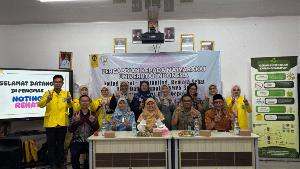 Foto bersama tim Pengabdi FIK UI bersama dengan Pengawas Pembina, Kepala Sekolah dan Guru Pendamping SMP N 30 Depok.