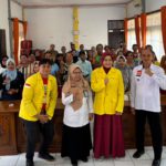 Tim Pengmas UI bersama 40 masyarakat pelaku UMKM di Kec. Entikong melaksanakan kegiatan pemberdayaan produk UMKM di wilayah perbatasan Kecamatan Entikong, Kabupaten Sanggau, Kalimantan Barat).