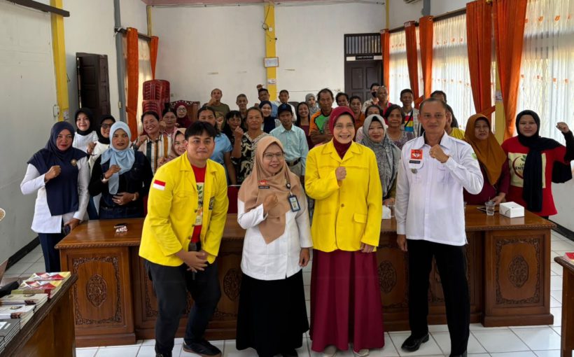 Tim Pengmas UI bersama 40 masyarakat pelaku UMKM di Kec. Entikong melaksanakan kegiatan pemberdayaan produk UMKM di wilayah perbatasan Kecamatan Entikong, Kabupaten Sanggau, Kalimantan Barat).