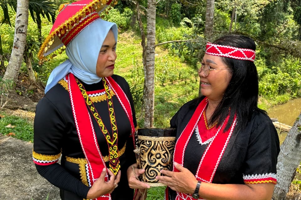 Pelaku UMKM Entikong memperkenalkan pakaian tradisional suku Dayak yang digunakan ketika masyarakat mengadakan upacara adat, perkawinan, dan acara khusus lainnya. Pakaian tradisional berwarna hitam merah ini memiliki corak khas suku Dayak yang dilengkapi penutup kepala, selendang, sabuk, dan pengikat kepala).